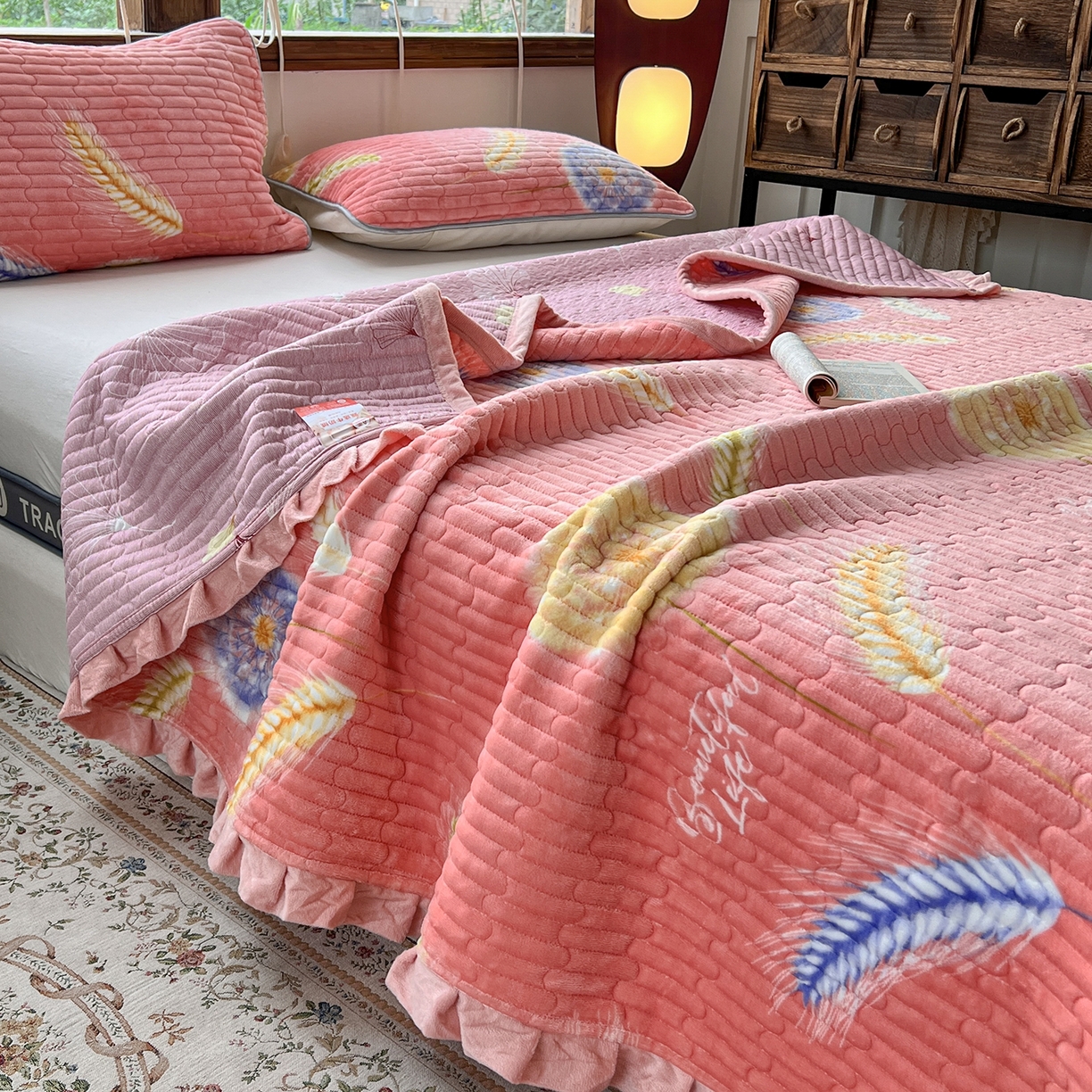 91家纺网 家纺一手货源 找家纺 默忆 2025新款牛奶绒夹棉花边韩版印花床盖三件套加厚保暖多功能单床盖 穗穗平安