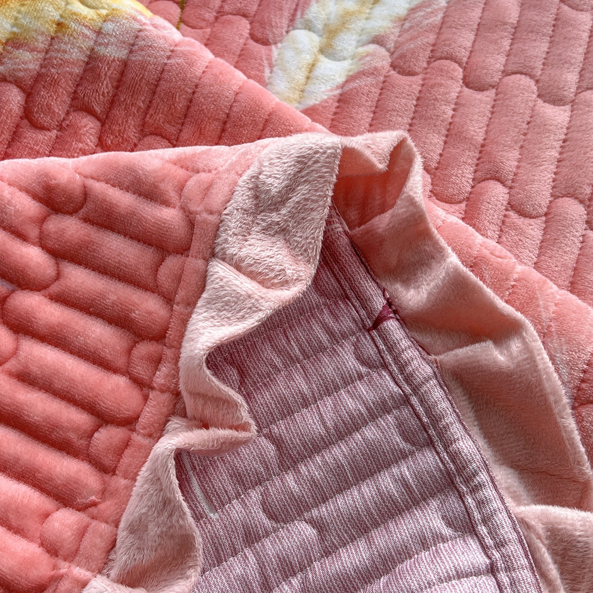 91家纺网 家纺一手货源 找家纺 默忆 2025新款牛奶绒夹棉花边韩版印花床盖三件套加厚保暖多功能单床盖 穗穗平安