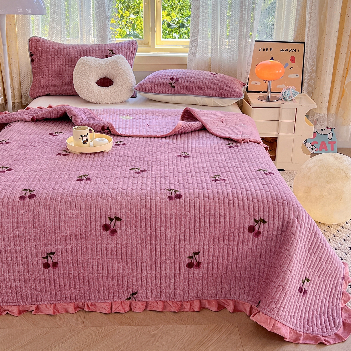 91家纺网 家纺一手货源 找家纺 默忆 2025新款牛奶绒夹棉花边韩版印花床盖三件套加厚保暖多功能单床盖 甜心樱桃