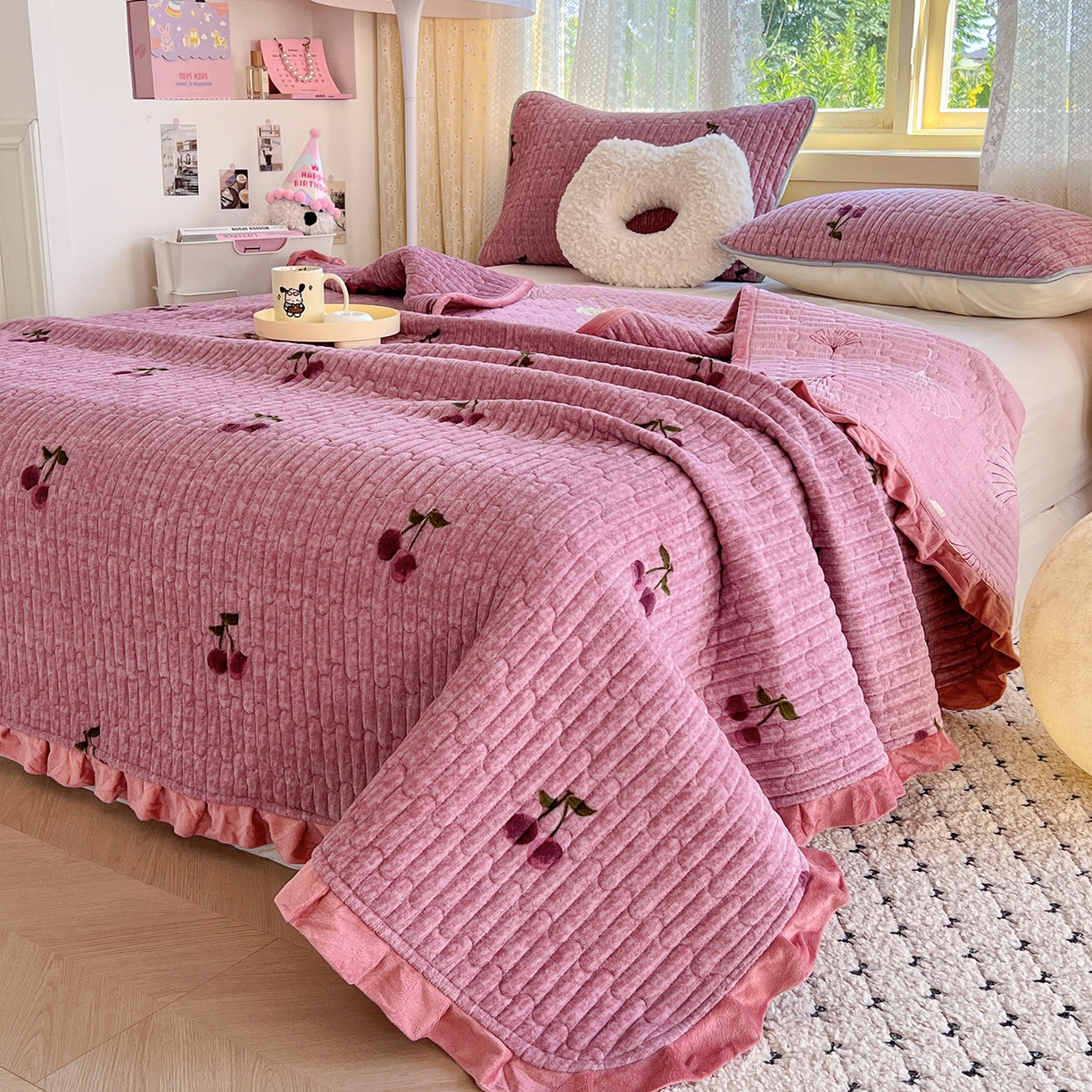 91家纺网 家纺一手货源 找家纺 默忆 2025新款牛奶绒夹棉花边韩版印花床盖三件套加厚保暖多功能单床盖 甜心樱桃