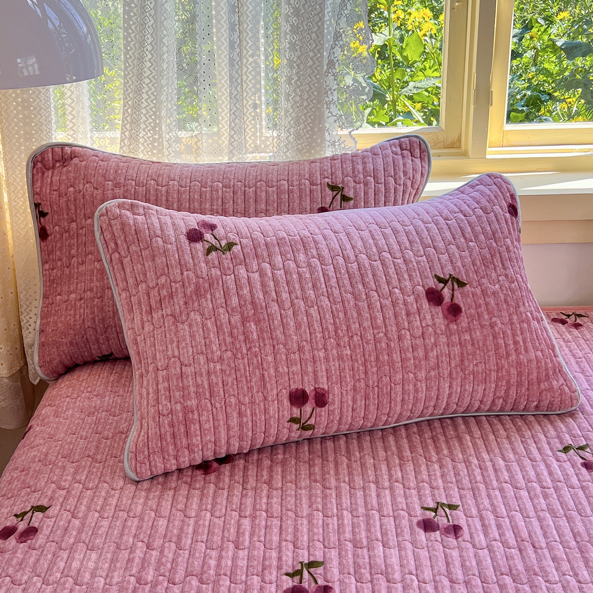 91家纺网 家纺一手货源 找家纺 默忆 2025新款牛奶绒夹棉花边韩版印花床盖三件套加厚保暖多功能单床盖 甜心樱桃