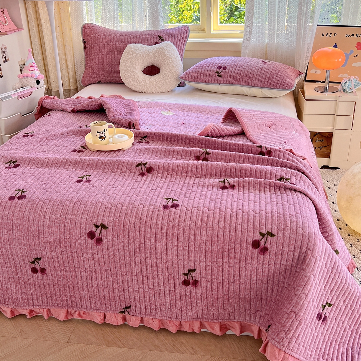 91家纺网 家纺一手货源 找家纺 默忆 2025新款牛奶绒夹棉花边韩版印花床盖三件套加厚保暖多功能单床盖 甜心樱桃