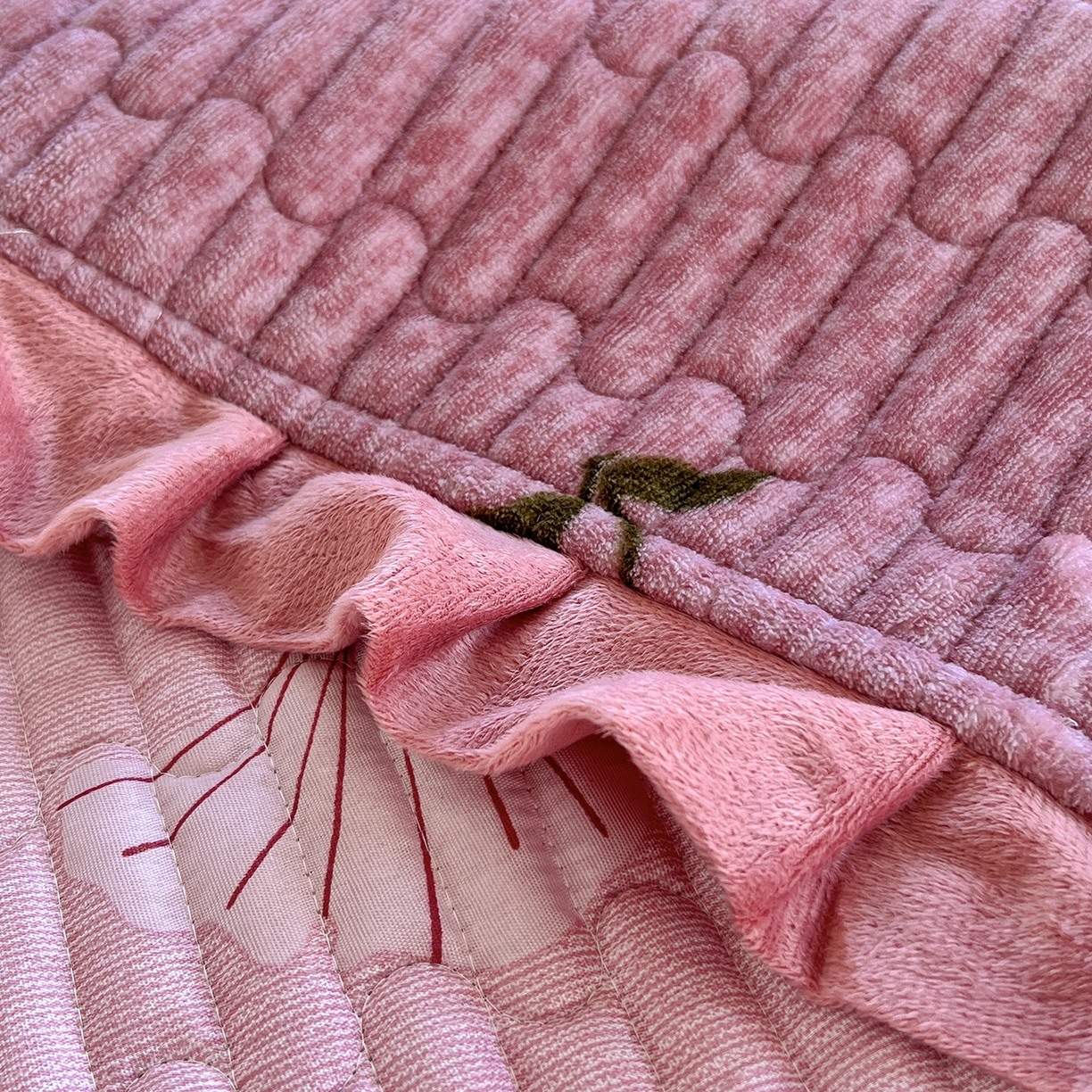 91家纺网 家纺一手货源 找家纺 默忆 2025新款牛奶绒夹棉花边韩版印花床盖三件套加厚保暖多功能单床盖 甜心樱桃