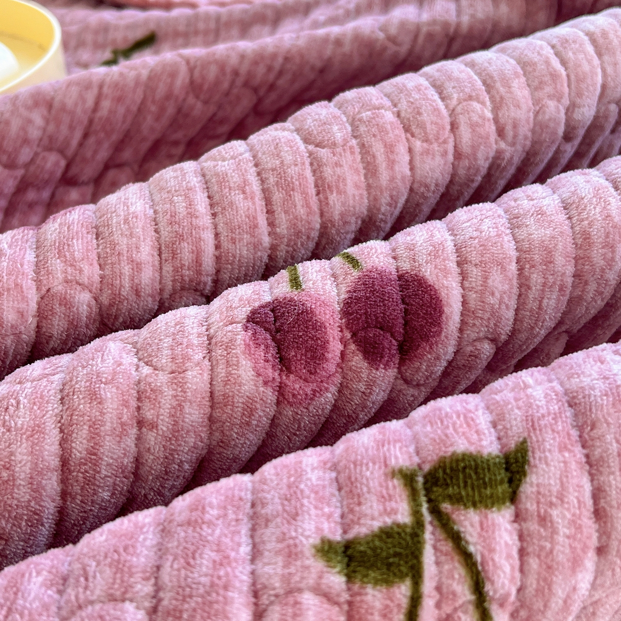 91家纺网 家纺一手货源 找家纺 默忆 2025新款牛奶绒夹棉花边韩版印花床盖三件套加厚保暖多功能单床盖 甜心樱桃