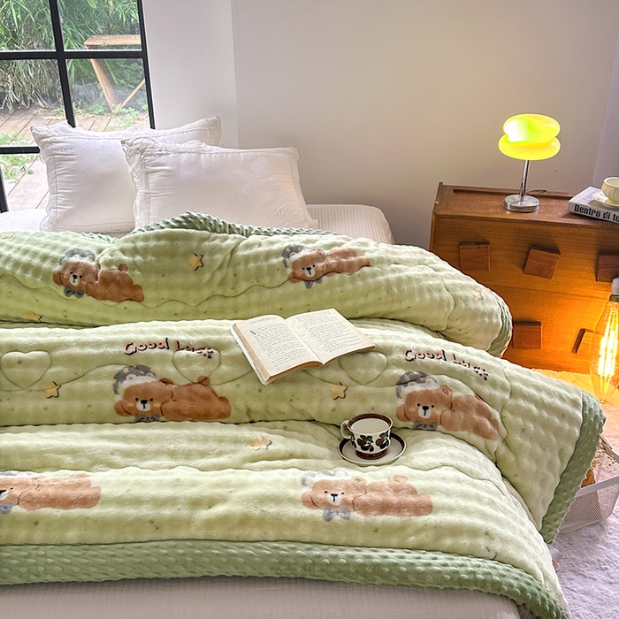 91家纺网 家纺一手货源 找家纺 优迈 2025直播热款A+兔兔绒豆豆被三层夹棉加厚毛毯毯子牛奶绒冬被泡泡兔毛绒保暖被子被芯 趴趴熊