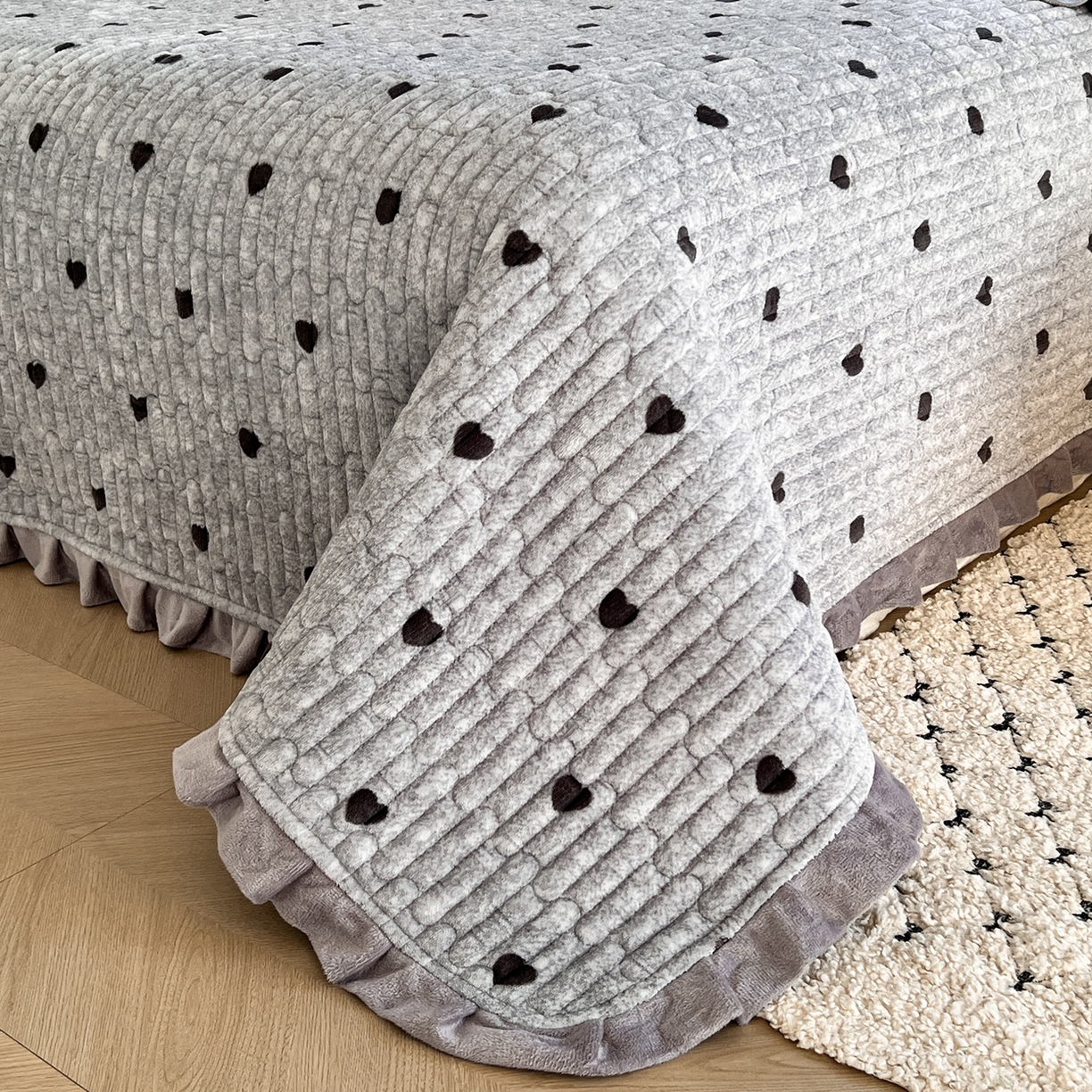 91家纺网 家纺一手货源 找家纺 默忆 2025新款牛奶绒夹棉花边韩版印花床盖三件套加厚保暖多功能单床盖 心心相印