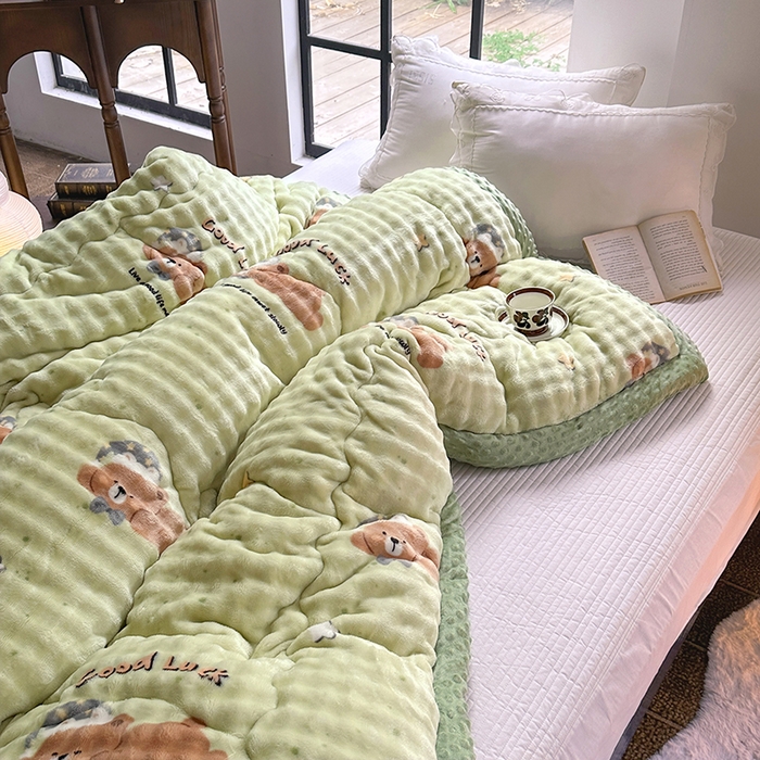 91家纺网 家纺一手货源 找家纺 优迈 2025直播热款A+兔兔绒豆豆被三层夹棉加厚毛毯毯子牛奶绒冬被泡泡兔毛绒保暖被子被芯 趴趴熊