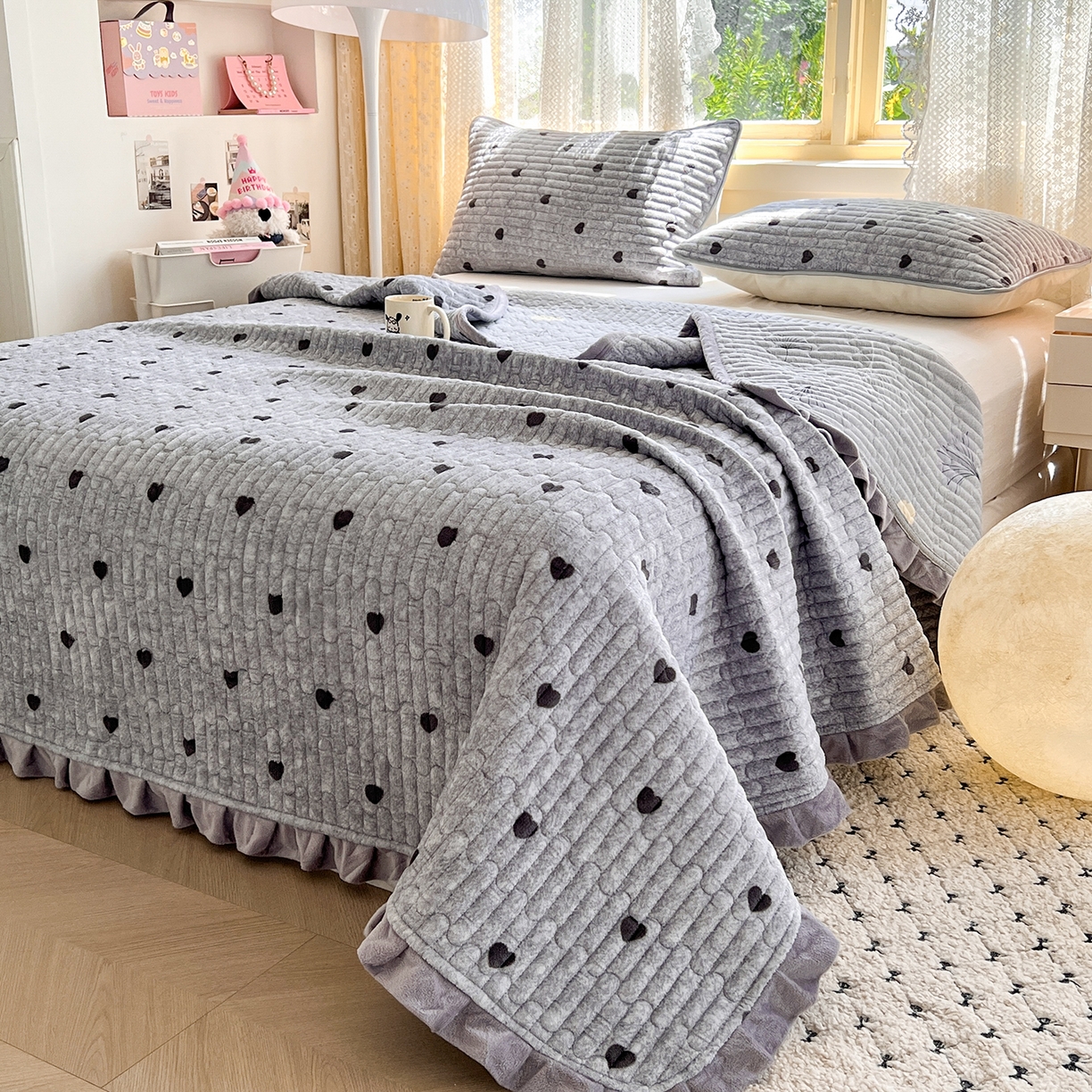 91家纺网 家纺一手货源 找家纺 默忆 2025新款牛奶绒夹棉花边韩版印花床盖三件套加厚保暖多功能单床盖 心心相印