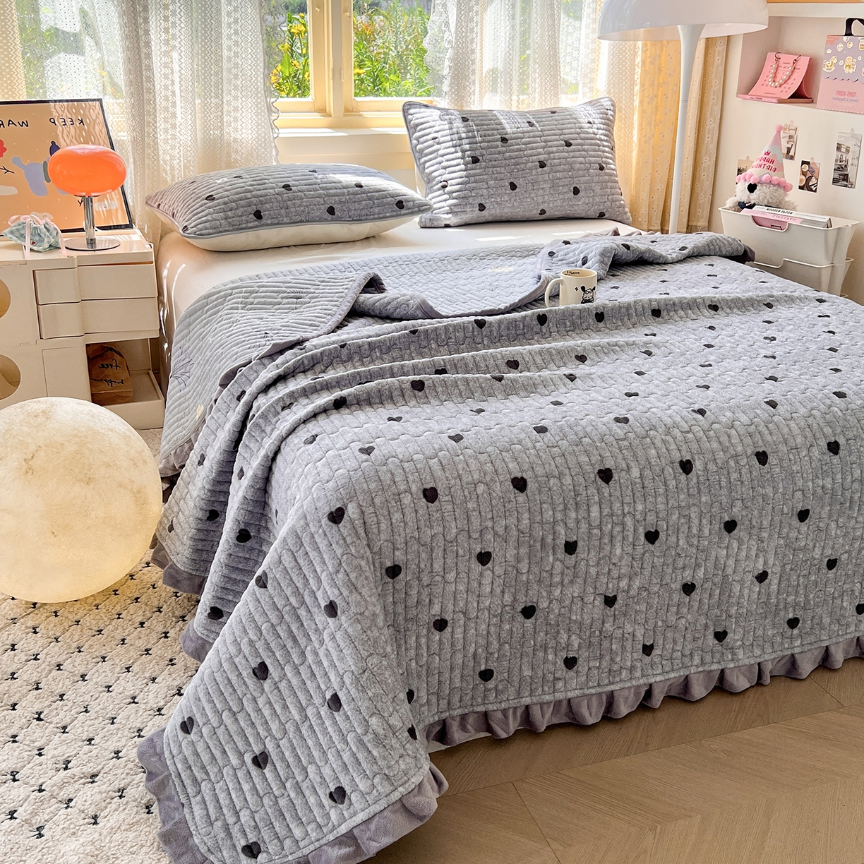 91家纺网 家纺一手货源 找家纺 默忆 2025新款牛奶绒夹棉花边韩版印花床盖三件套加厚保暖多功能单床盖 心心相印