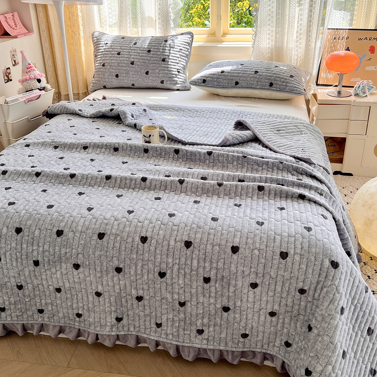 91家纺网 家纺一手货源 找家纺 默忆 2025新款牛奶绒夹棉花边韩版印花床盖三件套加厚保暖多功能单床盖 心心相印