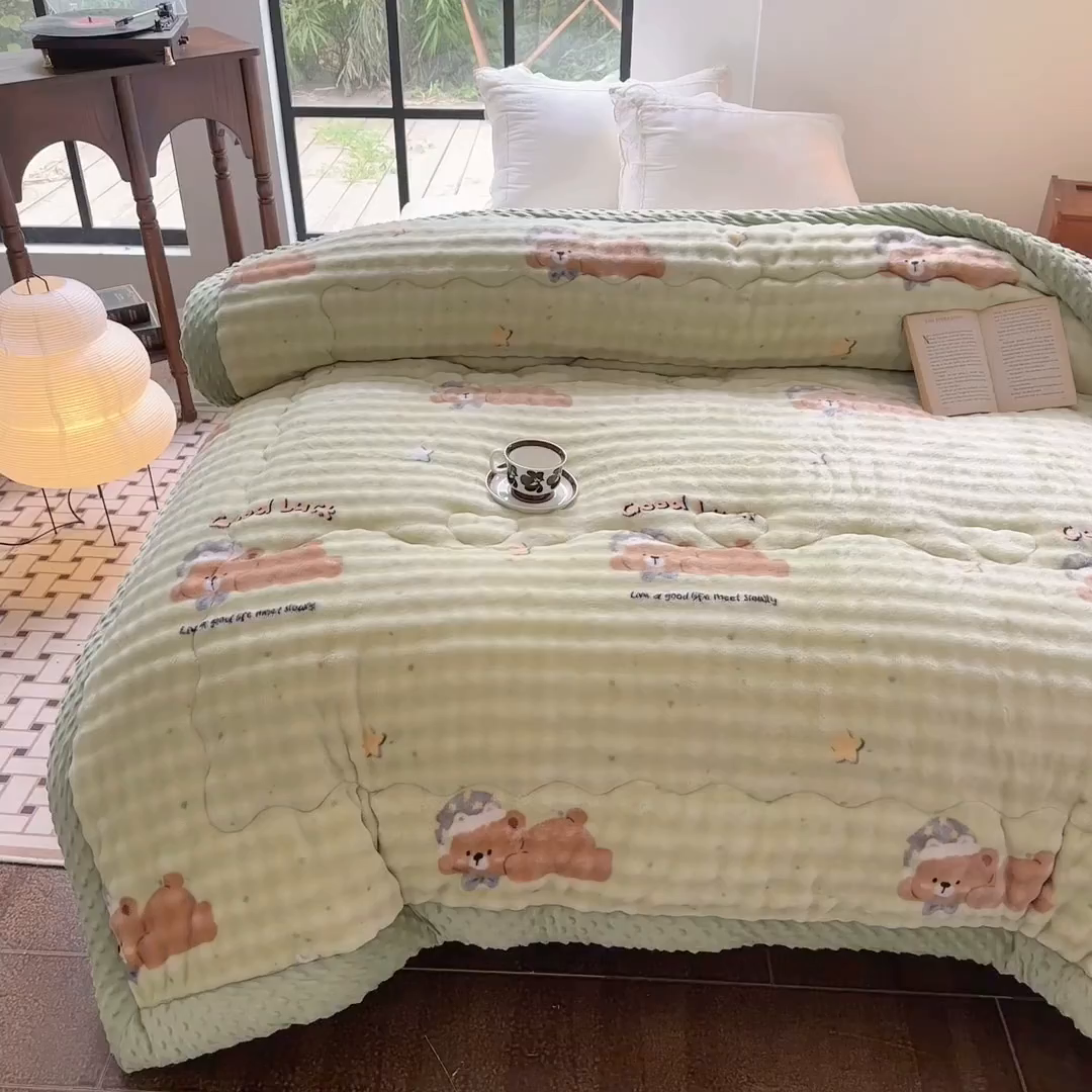 91家纺网 家纺一手货源 找家纺 优迈 2025直播热款A+兔兔绒豆豆被三层夹棉加厚毛毯毯子牛奶绒冬被泡泡兔毛绒保暖被子被芯 趴趴熊