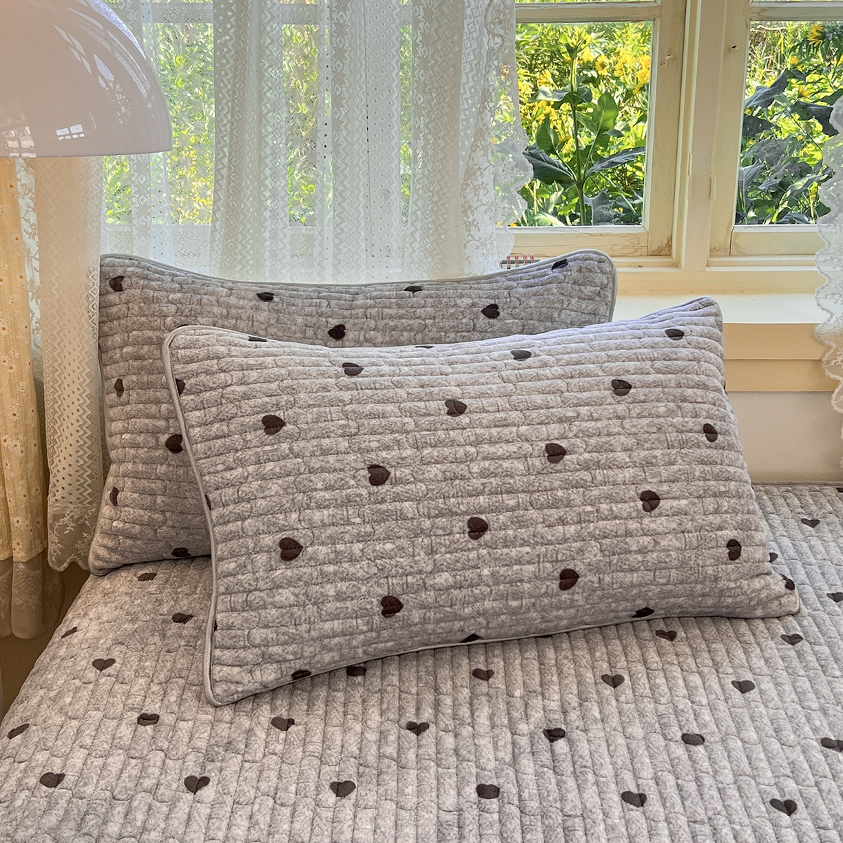 91家纺网 家纺一手货源 找家纺 默忆 2025新款牛奶绒夹棉花边韩版印花床盖三件套加厚保暖多功能单床盖 心心相印