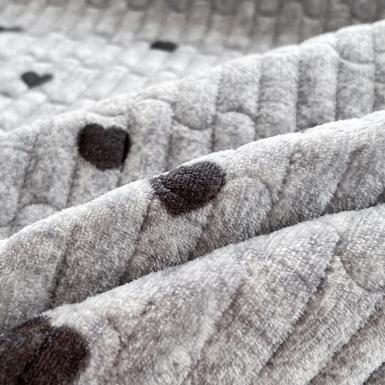 91家纺网 家纺一手货源 找家纺 默忆 2025新款牛奶绒夹棉花边韩版印花床盖三件套加厚保暖多功能单床盖 心心相印