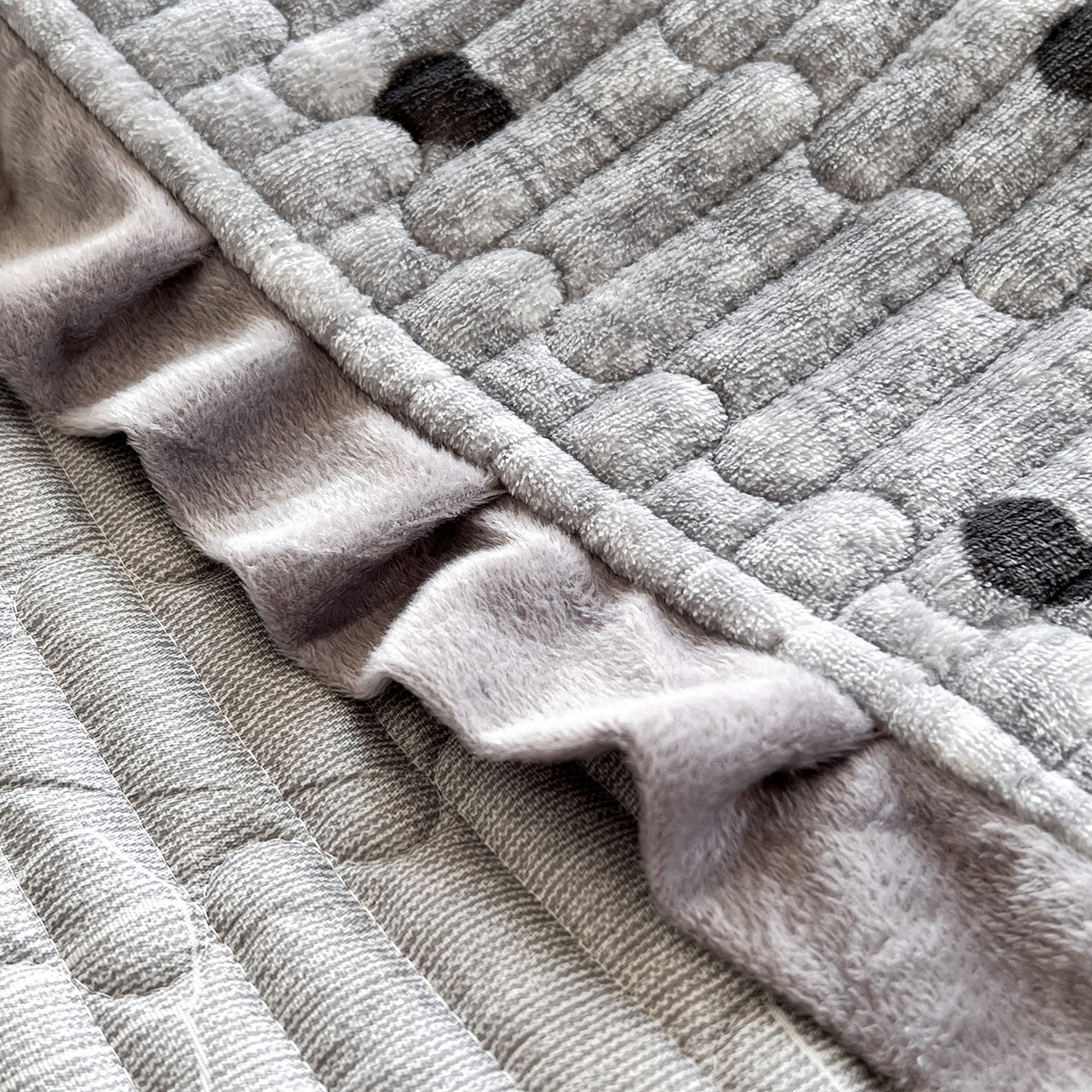 91家纺网 家纺一手货源 找家纺 默忆 2025新款牛奶绒夹棉花边韩版印花床盖三件套加厚保暖多功能单床盖 心心相印