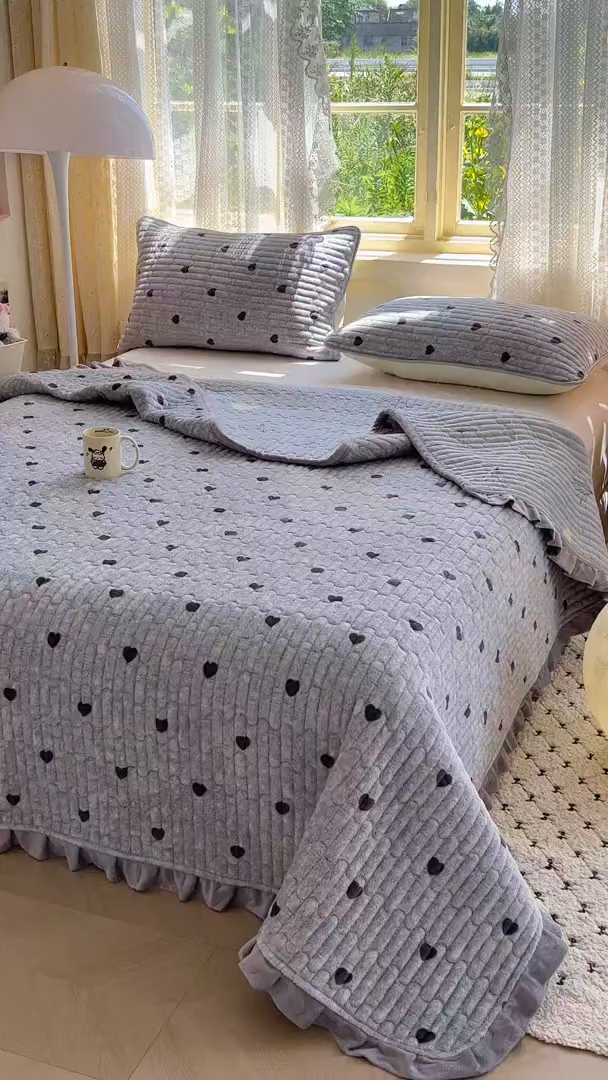 91家纺网 家纺一手货源 找家纺 默忆 2025新款牛奶绒夹棉花边韩版印花床盖三件套加厚保暖多功能单床盖 心心相印