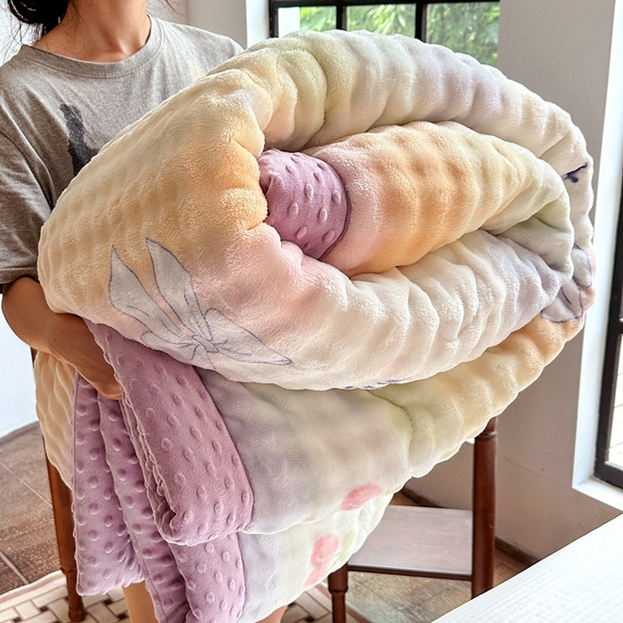 91家纺网 家纺一手货源 找家纺 优迈 2025直播热款A+兔兔绒豆豆被三层夹棉加厚毛毯毯子牛奶绒冬被泡泡兔毛绒保暖被子被芯 彩虹约定