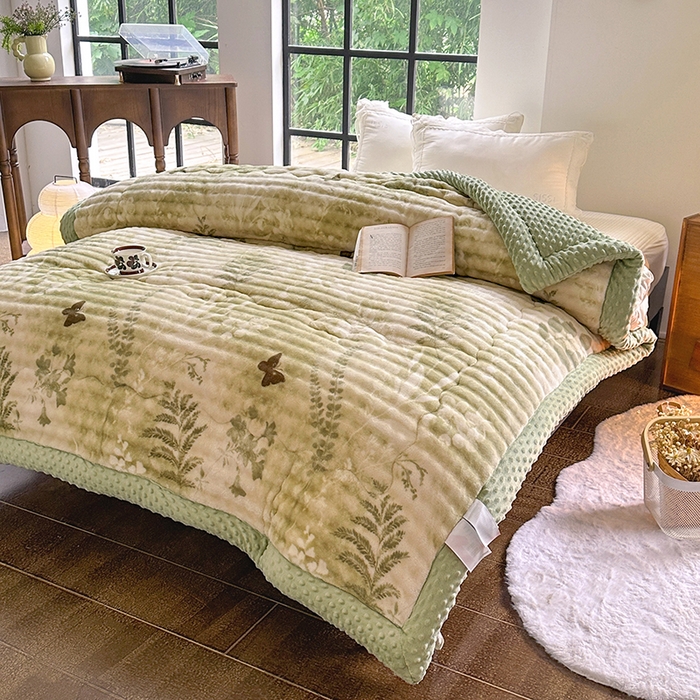 91家纺网 家纺一手货源 找家纺 优迈 2025直播热款A+兔兔绒豆豆被三层夹棉加厚毛毯毯子牛奶绒冬被泡泡兔毛绒保暖被子被芯 福蝶将至-绿