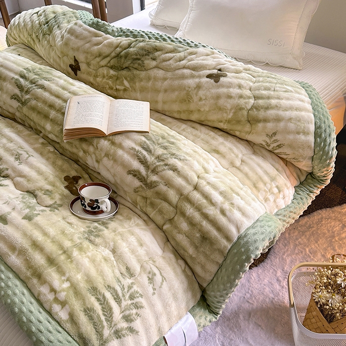 91家纺网 家纺一手货源 找家纺 优迈 2025直播热款A+兔兔绒豆豆被三层夹棉加厚毛毯毯子牛奶绒冬被泡泡兔毛绒保暖被子被芯 福蝶将至-绿