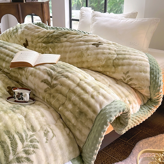 91家纺网 家纺一手货源 找家纺 优迈 2025直播热款A+兔兔绒豆豆被三层夹棉加厚毛毯毯子牛奶绒冬被泡泡兔毛绒保暖被子被芯 福蝶将至-绿