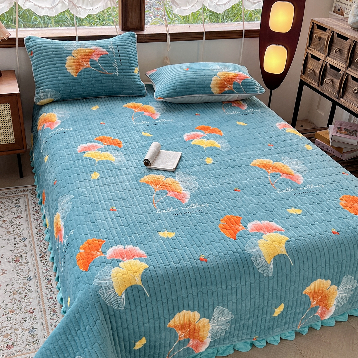 91家纺网 家纺一手货源 找家纺 默忆 2025新款牛奶绒夹棉花边韩版印花床盖三件套加厚保暖多功能单床盖 银杏叶-蓝