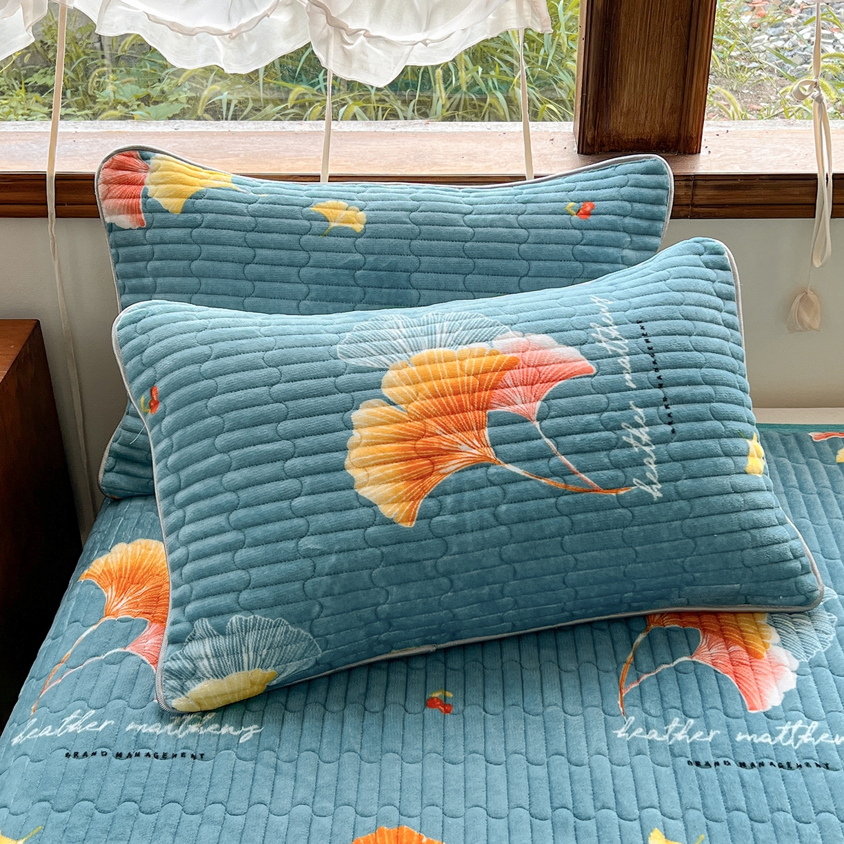 91家纺网 家纺一手货源 找家纺 默忆 2025新款牛奶绒夹棉花边韩版印花床盖三件套加厚保暖多功能单床盖 银杏叶-蓝