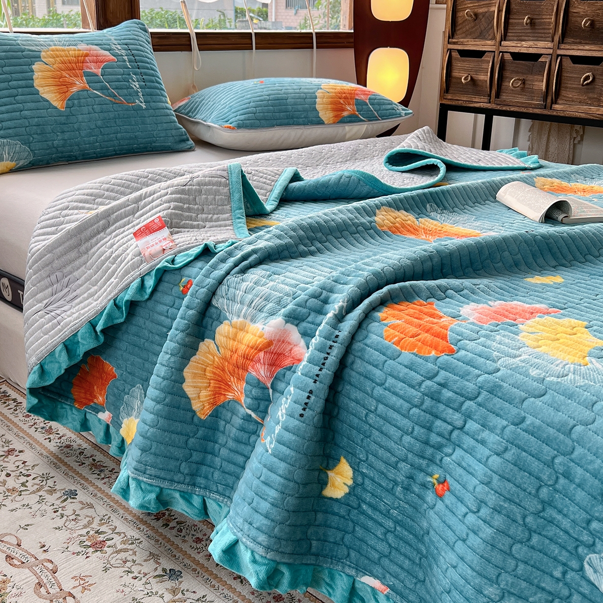 91家纺网 家纺一手货源 找家纺 默忆 2025新款牛奶绒夹棉花边韩版印花床盖三件套加厚保暖多功能单床盖 银杏叶-蓝