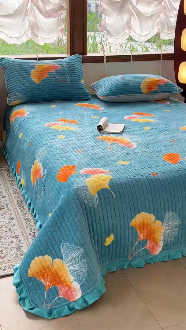 91家纺网 家纺一手货源 找家纺 默忆 2025新款牛奶绒夹棉花边韩版印花床盖三件套加厚保暖多功能单床盖 银杏叶-蓝