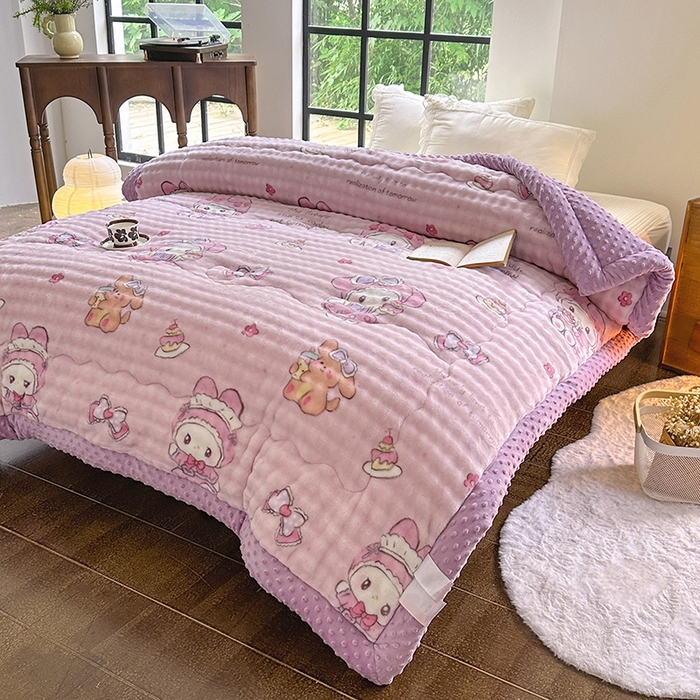 91家纺网 家纺一手货源 找家纺 优迈 2025直播热款A+兔兔绒豆豆被三层夹棉加厚毛毯毯子牛奶绒冬被泡泡兔毛绒保暖被子被芯 小美