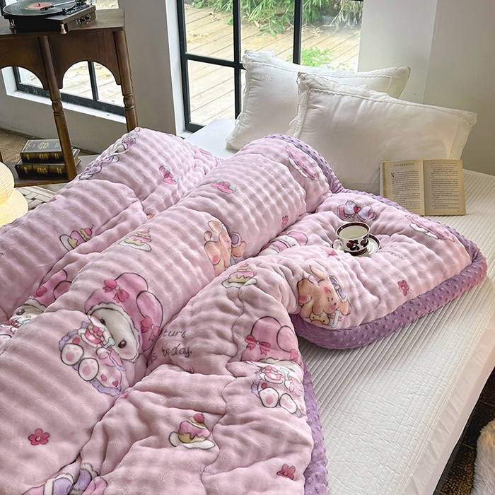 91家纺网 家纺一手货源 找家纺 优迈 2025直播热款A+兔兔绒豆豆被三层夹棉加厚毛毯毯子牛奶绒冬被泡泡兔毛绒保暖被子被芯 小美