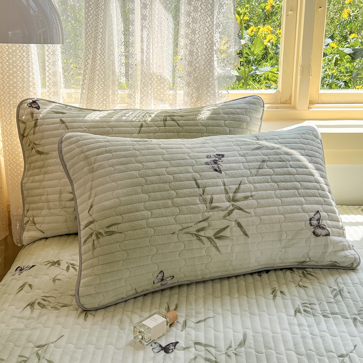 91家纺网 家纺一手货源 找家纺 默忆 2025新款牛奶绒夹棉花边韩版印花床盖三件套加厚保暖多功能单床盖 竹叶蝴蝶