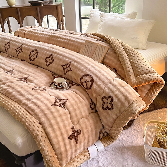 91家纺网 家纺一手货源 找家纺 优迈 2025直播热款A+兔兔绒豆豆被三层夹棉加厚毛毯毯子牛奶绒冬被泡泡兔毛绒保暖被子被芯 洋气咖