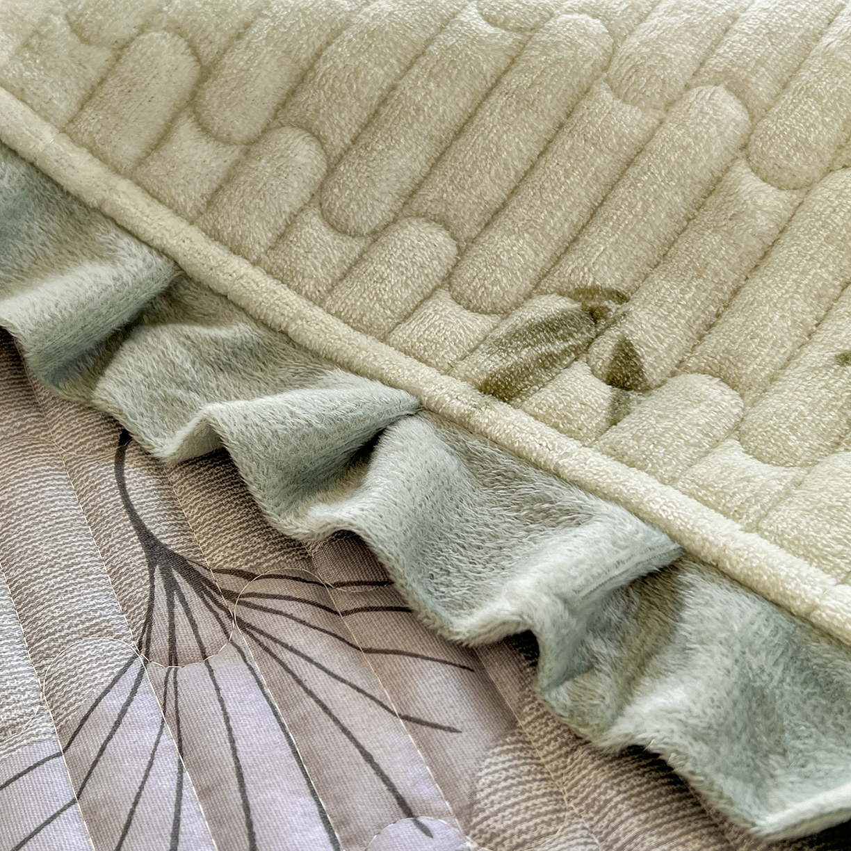 91家纺网 家纺一手货源 找家纺 默忆 2025新款牛奶绒夹棉花边韩版印花床盖三件套加厚保暖多功能单床盖 竹叶蝴蝶