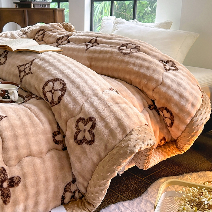 91家纺网 家纺一手货源 找家纺 优迈 2025直播热款A+兔兔绒豆豆被三层夹棉加厚毛毯毯子牛奶绒冬被泡泡兔毛绒保暖被子被芯 洋气咖