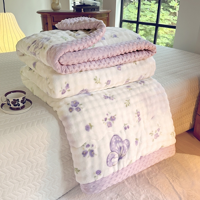 91家纺网 家纺一手货源 找家纺 优迈 2025直播热款A+兔兔绒豆豆被三层夹棉加厚毛毯毯子牛奶绒冬被泡泡兔毛绒保暖被子被芯 福蝶将至-紫