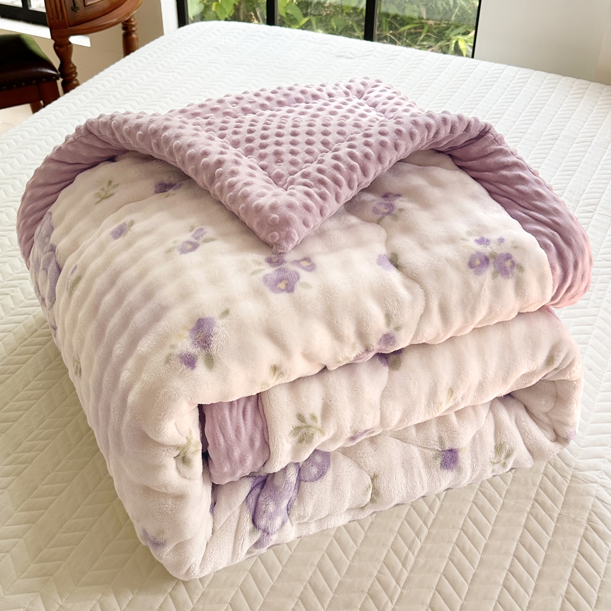 91家纺网 家纺一手货源 找家纺 优迈 2025直播热款A+兔兔绒豆豆被三层夹棉加厚毛毯毯子牛奶绒冬被泡泡兔毛绒保暖被子被芯 福蝶将至-紫