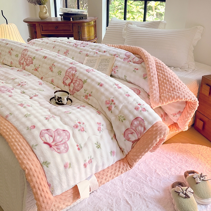 91家纺网 家纺一手货源 找家纺 优迈 2025直播热款A+兔兔绒豆豆被三层夹棉加厚毛毯毯子牛奶绒冬被泡泡兔毛绒保暖被子被芯 福蝶将至-粉