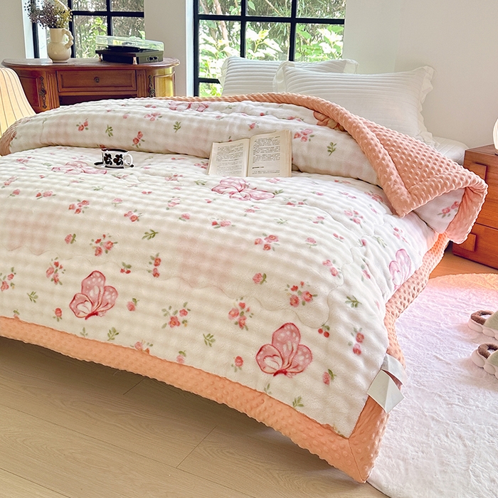 91家纺网 家纺一手货源 找家纺 优迈 2025直播热款A+兔兔绒豆豆被三层夹棉加厚毛毯毯子牛奶绒冬被泡泡兔毛绒保暖被子被芯 福蝶将至-粉