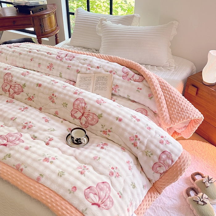 91家纺网 家纺一手货源 找家纺 优迈 2025直播热款A+兔兔绒豆豆被三层夹棉加厚毛毯毯子牛奶绒冬被泡泡兔毛绒保暖被子被芯 福蝶将至-粉