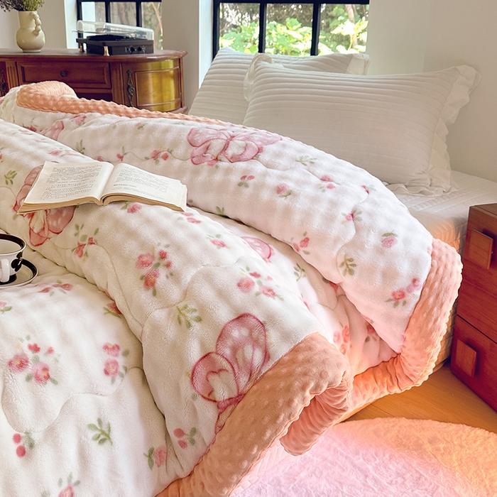 91家纺网 家纺一手货源 找家纺 优迈 2025直播热款A+兔兔绒豆豆被三层夹棉加厚毛毯毯子牛奶绒冬被泡泡兔毛绒保暖被子被芯 福蝶将至-粉