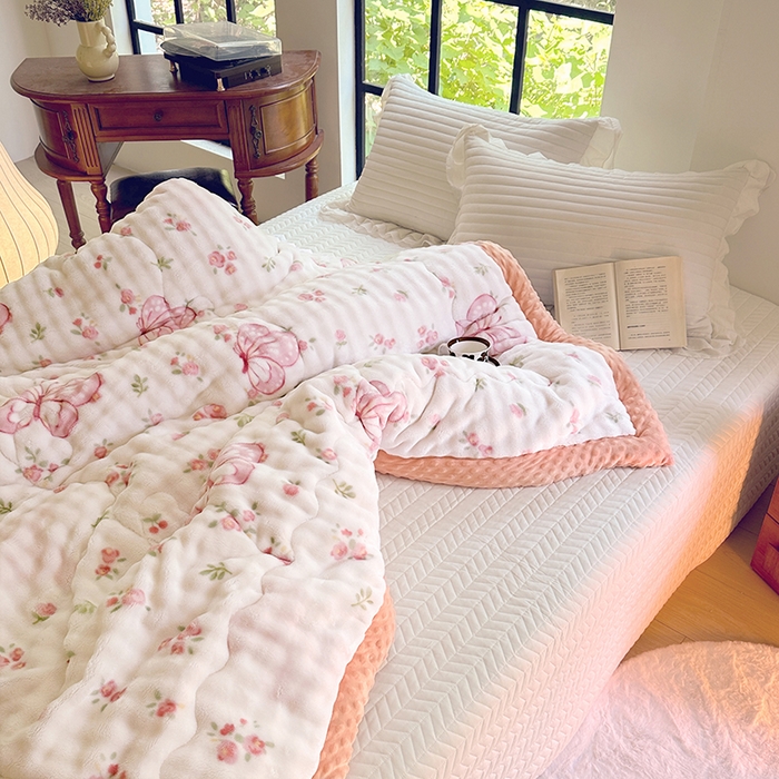 91家纺网 家纺一手货源 找家纺 优迈 2025直播热款A+兔兔绒豆豆被三层夹棉加厚毛毯毯子牛奶绒冬被泡泡兔毛绒保暖被子被芯 福蝶将至-粉