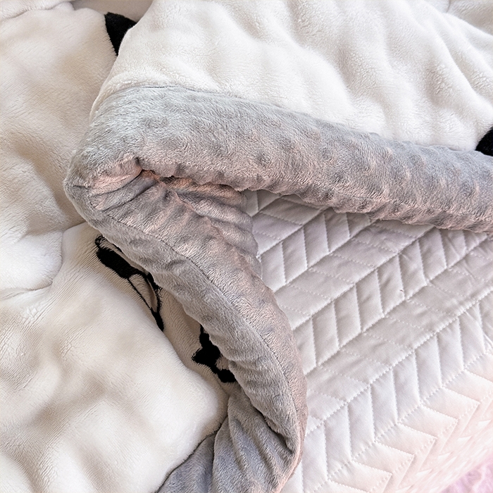 91家纺网 家纺一手货源 找家纺 优迈 2025直播热款A+兔兔绒豆豆被三层夹棉加厚毛毯毯子牛奶绒冬被泡泡兔毛绒保暖被子被芯 团团圆圆