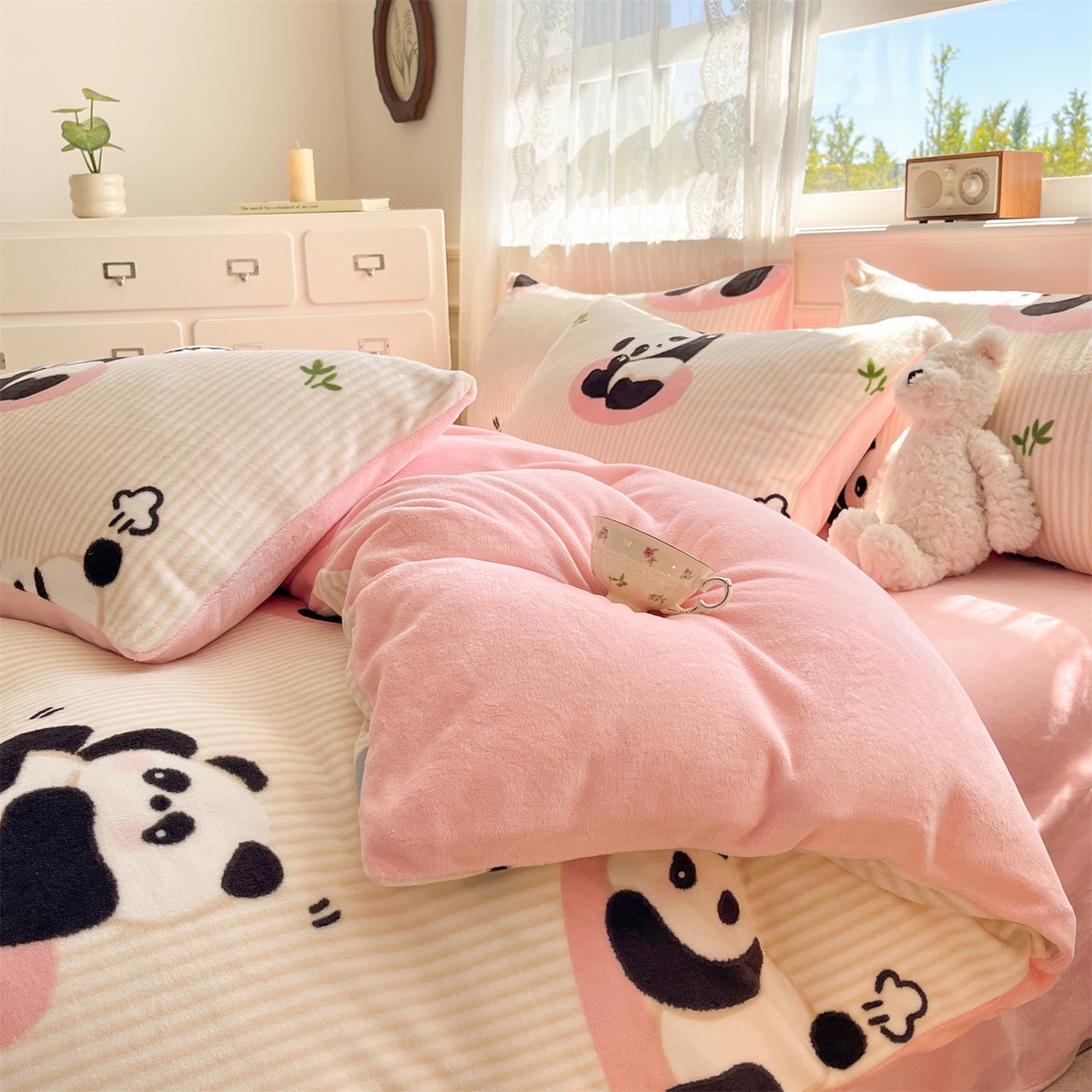 91家纺网 家纺一手货源 找家纺 欧尚家纺 2025新款跑量牛奶绒四件套 小熊猫粉