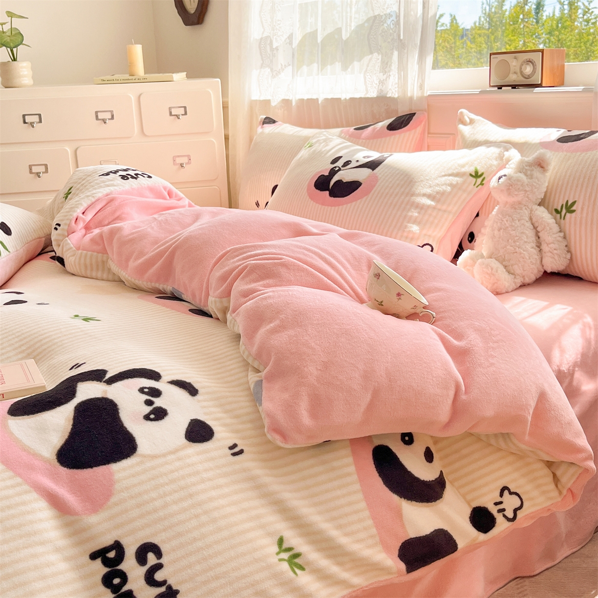 91家纺网 家纺一手货源 找家纺 欧尚家纺 2025新款跑量牛奶绒四件套 小熊猫粉