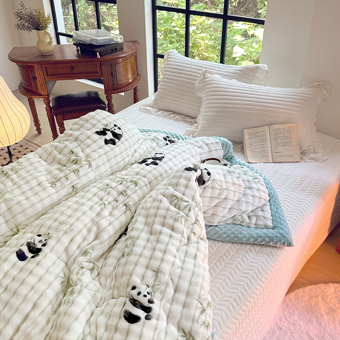 91家纺网 家纺一手货源 找家纺 优迈 2025直播热款A+兔兔绒豆豆被三层夹棉加厚毛毯毯子牛奶绒冬被泡泡兔毛绒保暖被子被芯 熊有成竹