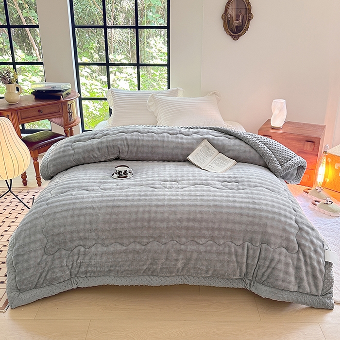 91家纺网 家纺一手货源 找家纺 优迈 2025直播热款A+兔兔绒豆豆被三层夹棉加厚毛毯毯子牛奶绒冬被泡泡兔毛绒保暖被子被芯 洋灰