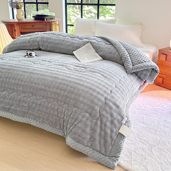 91家纺网 家纺一手货源 找家纺 优迈 2025直播热款A+兔兔绒豆豆被三层夹棉加厚毛毯毯子牛奶绒冬被泡泡兔毛绒保暖被子被芯 洋灰