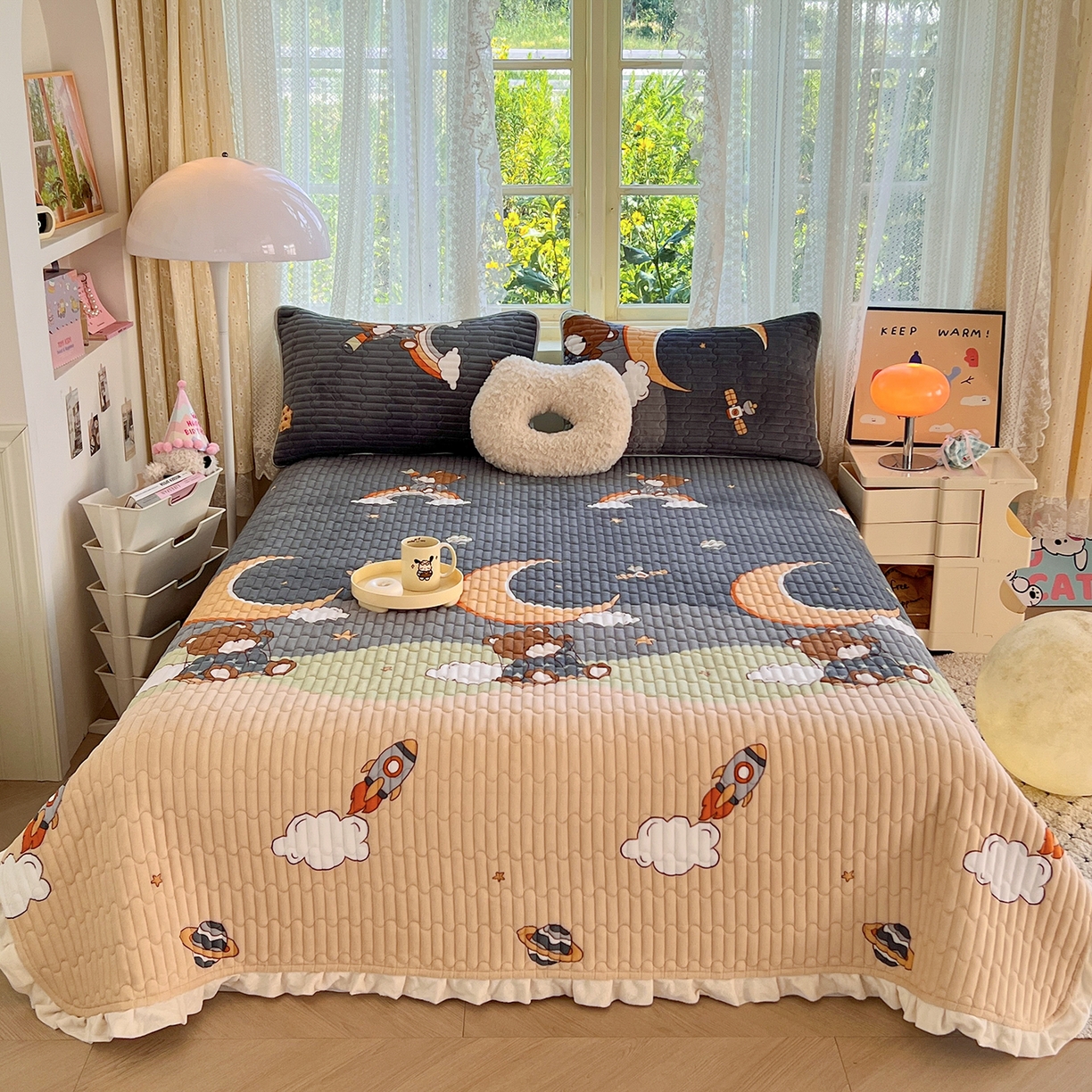 91家纺网 家纺一手货源 找家纺 默忆 2025新款牛奶绒夹棉花边韩版印花床盖三件套加厚保暖多功能单床盖 月亮宝贝