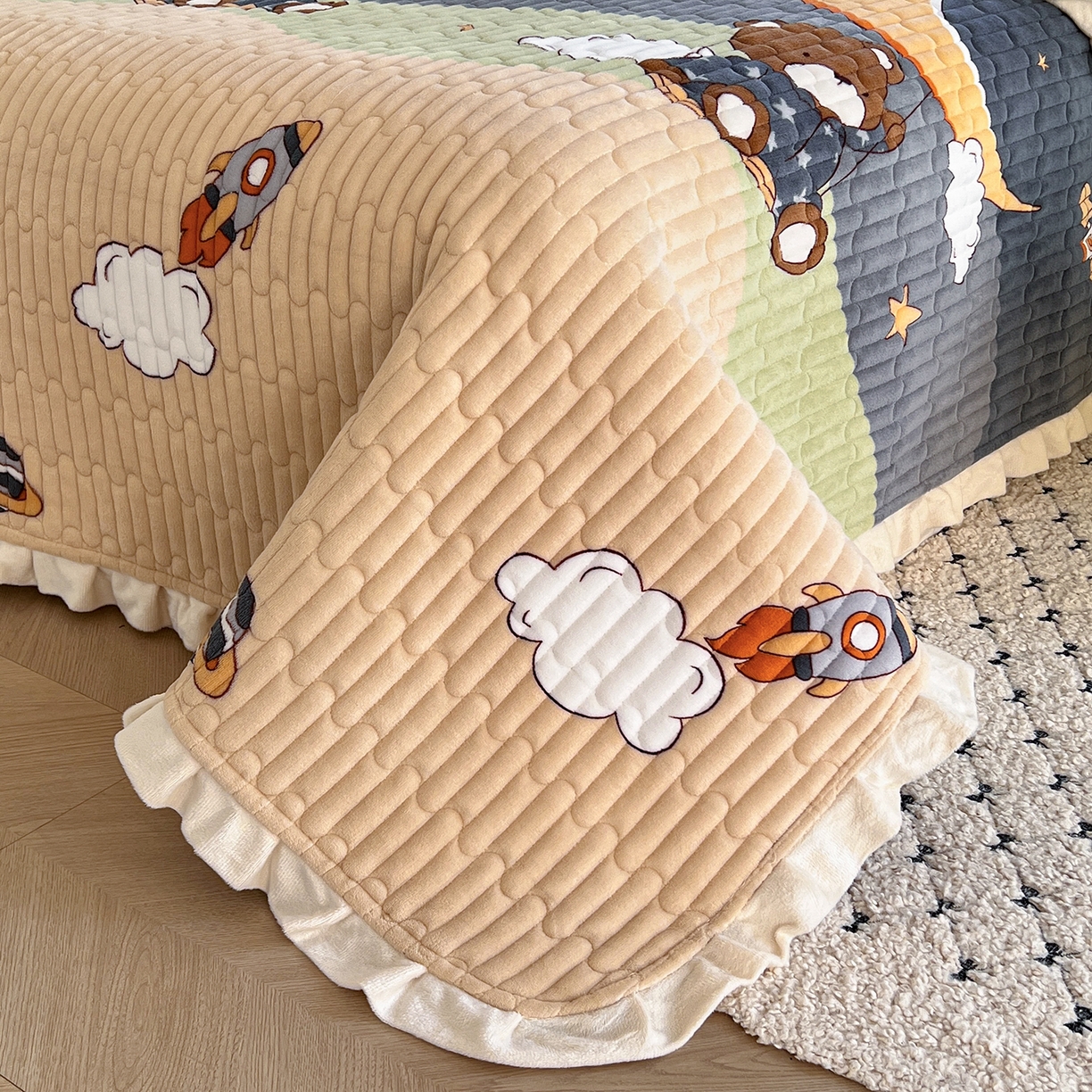 91家纺网 家纺一手货源 找家纺 默忆 2025新款牛奶绒夹棉花边韩版印花床盖三件套加厚保暖多功能单床盖 月亮宝贝