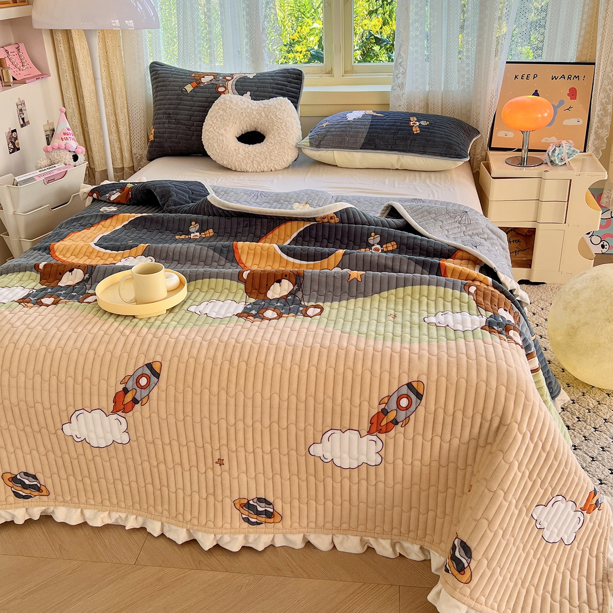 91家纺网 家纺一手货源 找家纺 默忆 2025新款牛奶绒夹棉花边韩版印花床盖三件套加厚保暖多功能单床盖 月亮宝贝