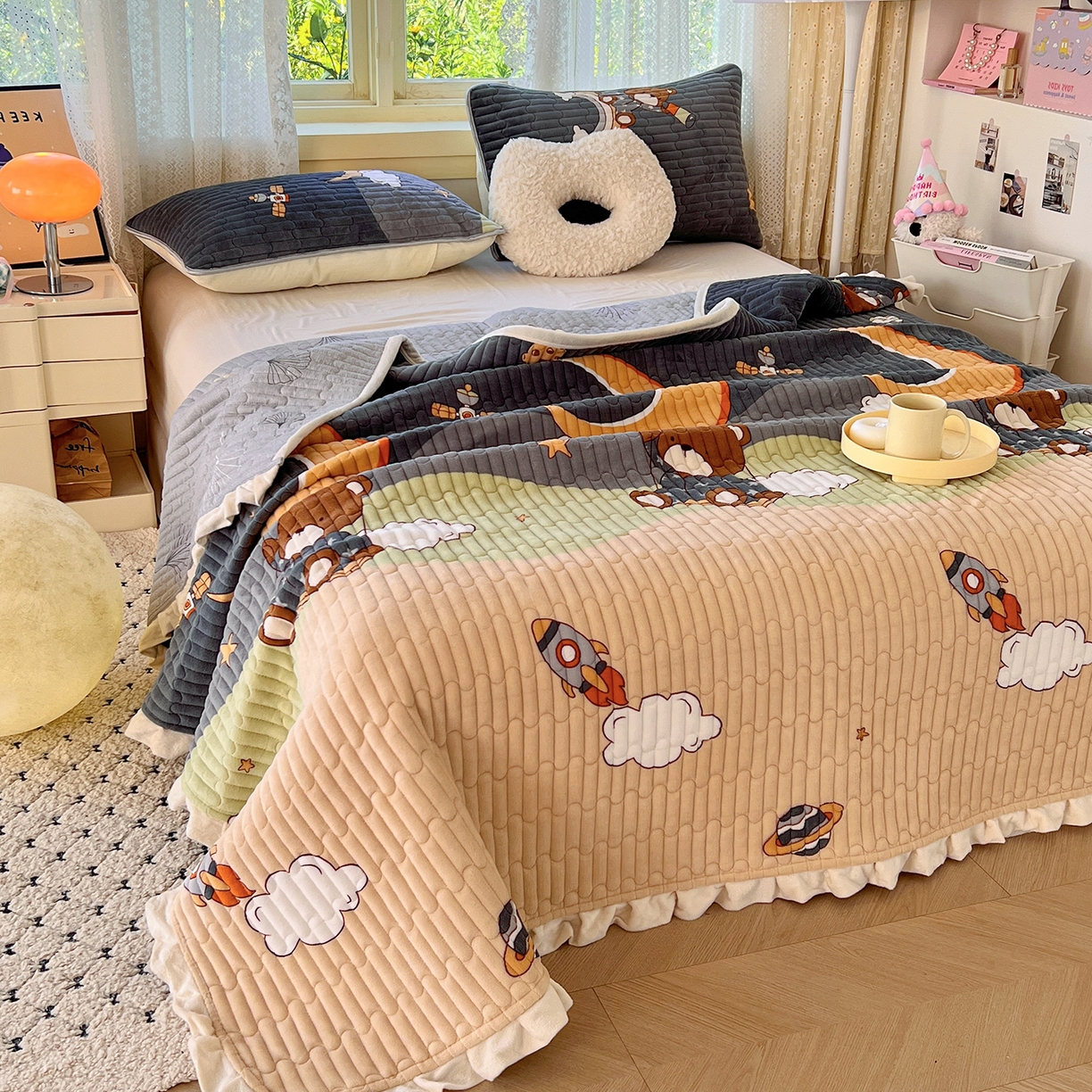 91家纺网 家纺一手货源 找家纺 默忆 2025新款牛奶绒夹棉花边韩版印花床盖三件套加厚保暖多功能单床盖 月亮宝贝